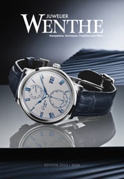 © Juwelier Wenthe Eine luxuriöse silberne Armbanduhr mit blauem Lederarmband ist auf einer glänzenden Oberfläche abgebildet. Der Hintergrund zeigt abstrakte blaue und weiße Wellen. Oben steht der Text "Juwelier Wenthe", unten "Edition 2023/2024".