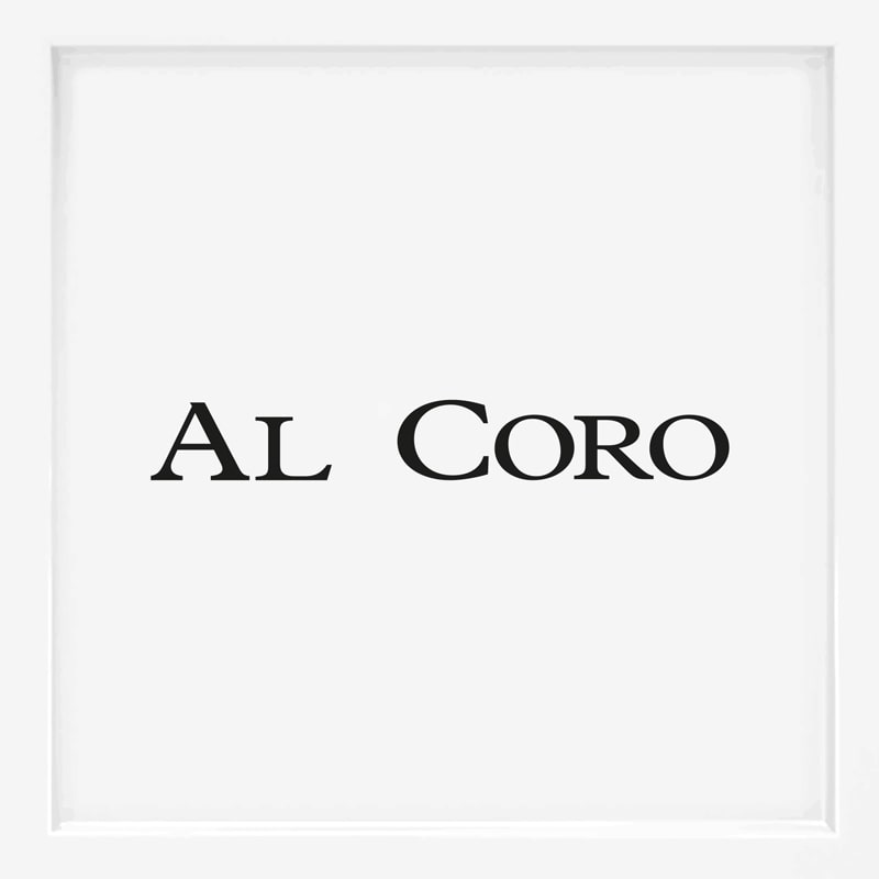 Der Text "Al Coro" in einer Serifenschrift steht zentriert auf einem schlichten weißen Hintergrund und erinnert an die raffinierte Eleganz, die oft mit führenden Schmuckmarken assoziiert wird.