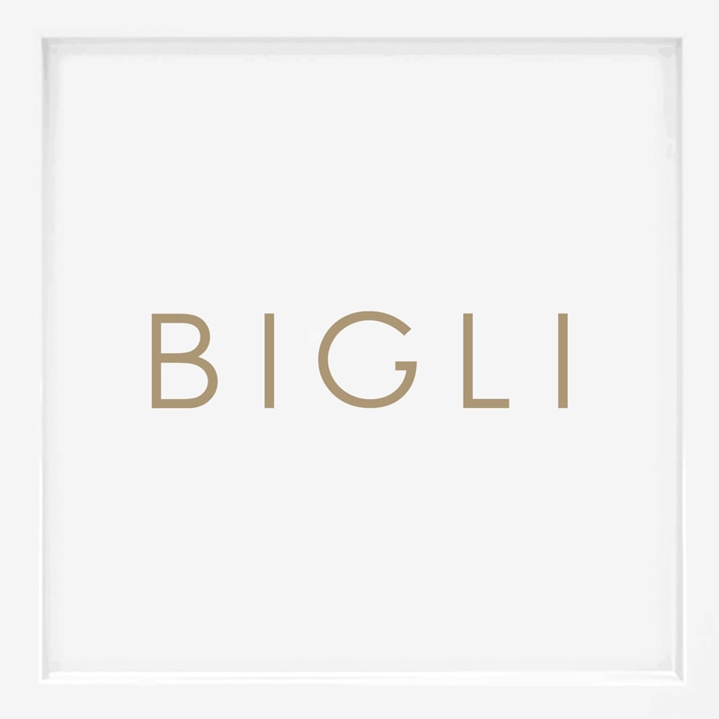 Das Wort "BIGLI" steht in großen, beigen, serifenlosen Großbuchstaben auf einem schlichten weißen Hintergrund und erinnert an die raffinierte Eleganz exklusiver Schmuckmarken.
