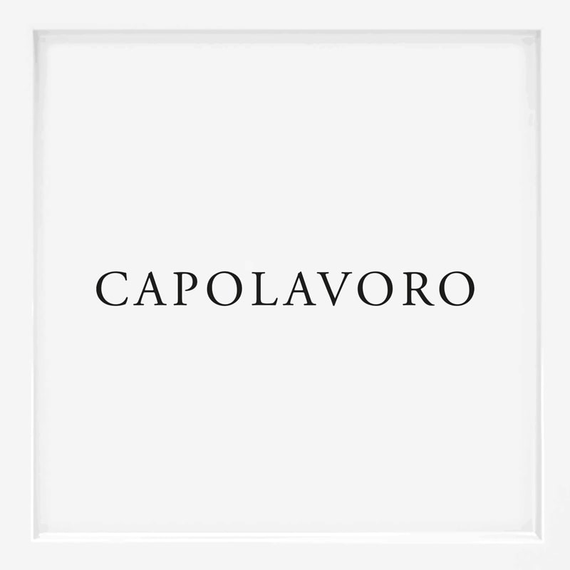 Das Bild zeigt das Wort "CAPOLAVORO" in schwarzen Großbuchstaben mit Serifen, zentriert auf einem schlichten weißen Hintergrund, der an die Eleganz erinnert, die man oft mit hochwertigen Schmuckmarken verbindet.