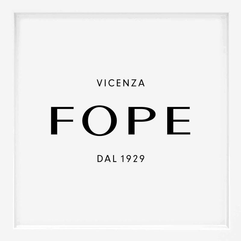 Das Bild zeigt den Text "VICENZA FOPE DAL 1929" in schwarzen Großbuchstaben auf weißem Hintergrund und hebt eine der berühmten Schmuckmarken hervor.