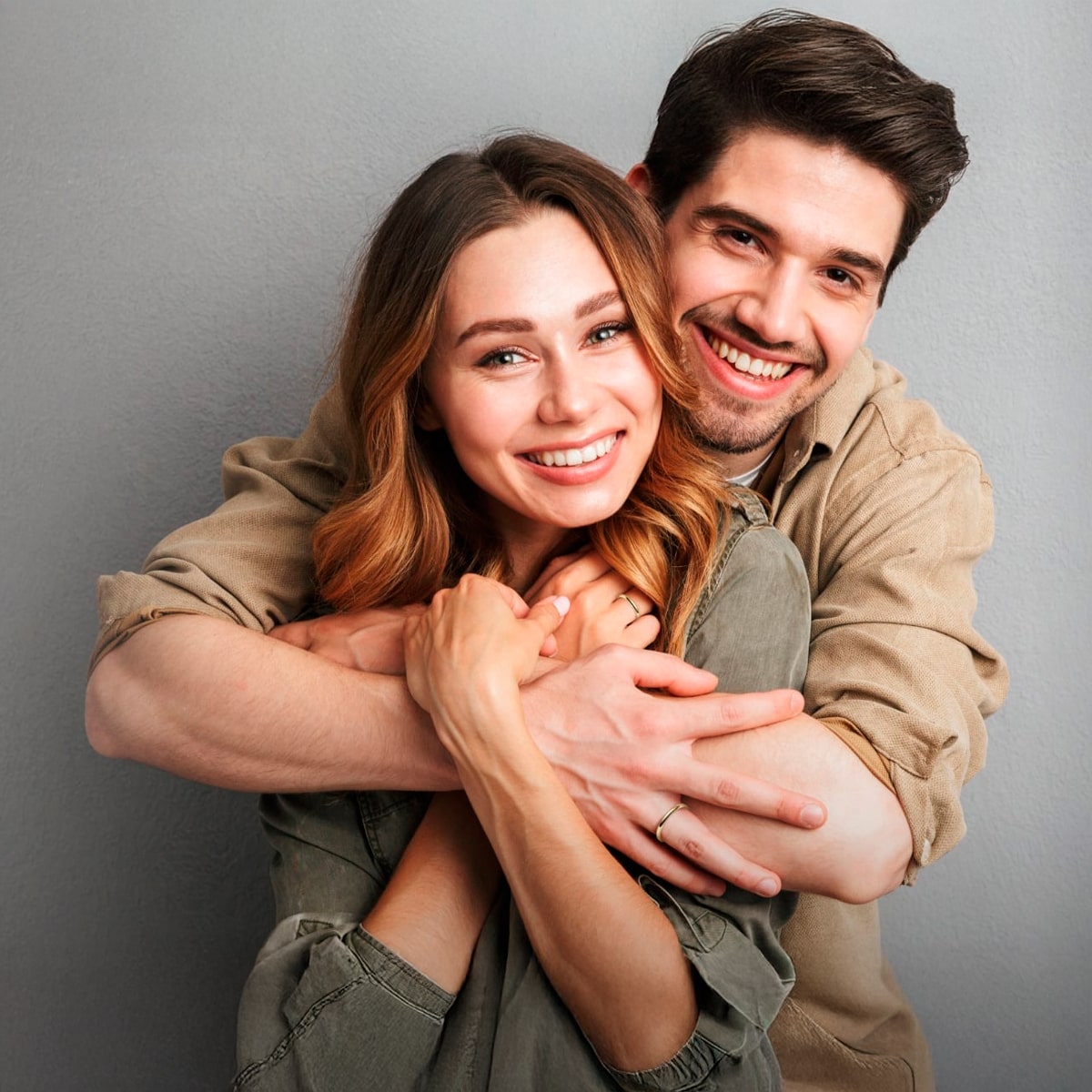 2025 © 123GOLD Ein Mann und eine Frau umarmen sich und teilen einen zärtlichen Moment, der die von 123GOLD zelebrierte Liebe widerspiegelt.
