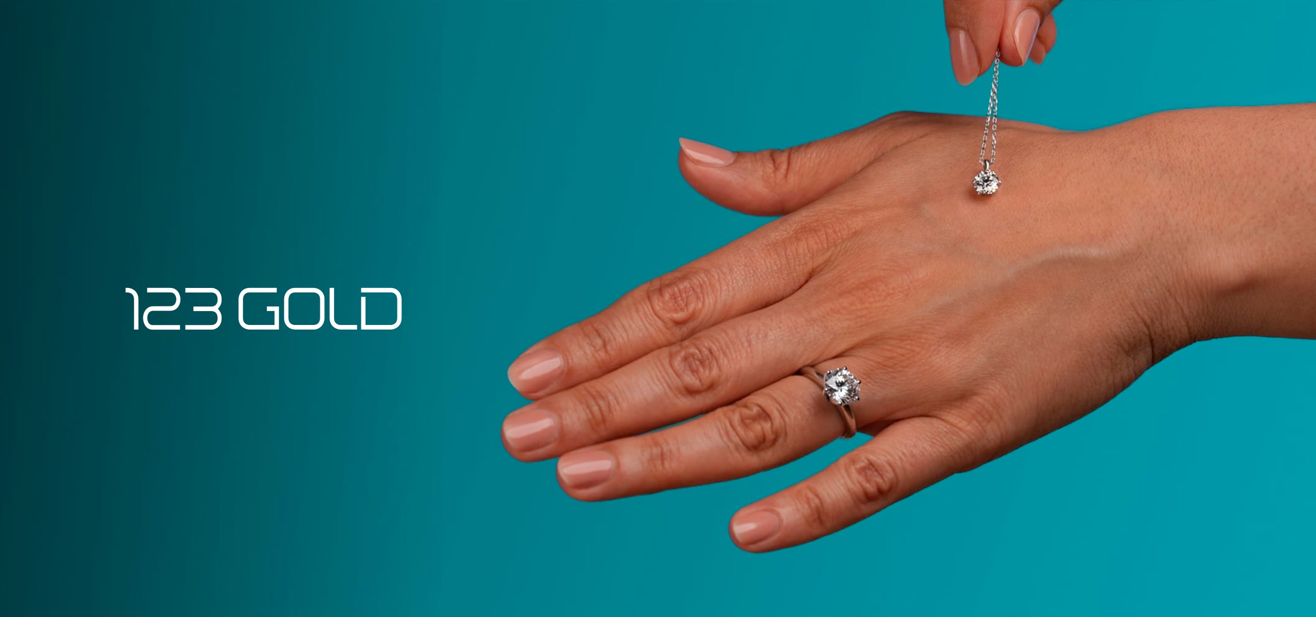 2025 © 123GOLD Eine Hand, geschmückt mit einem funkelnden Diamantring von 123GOLD.
