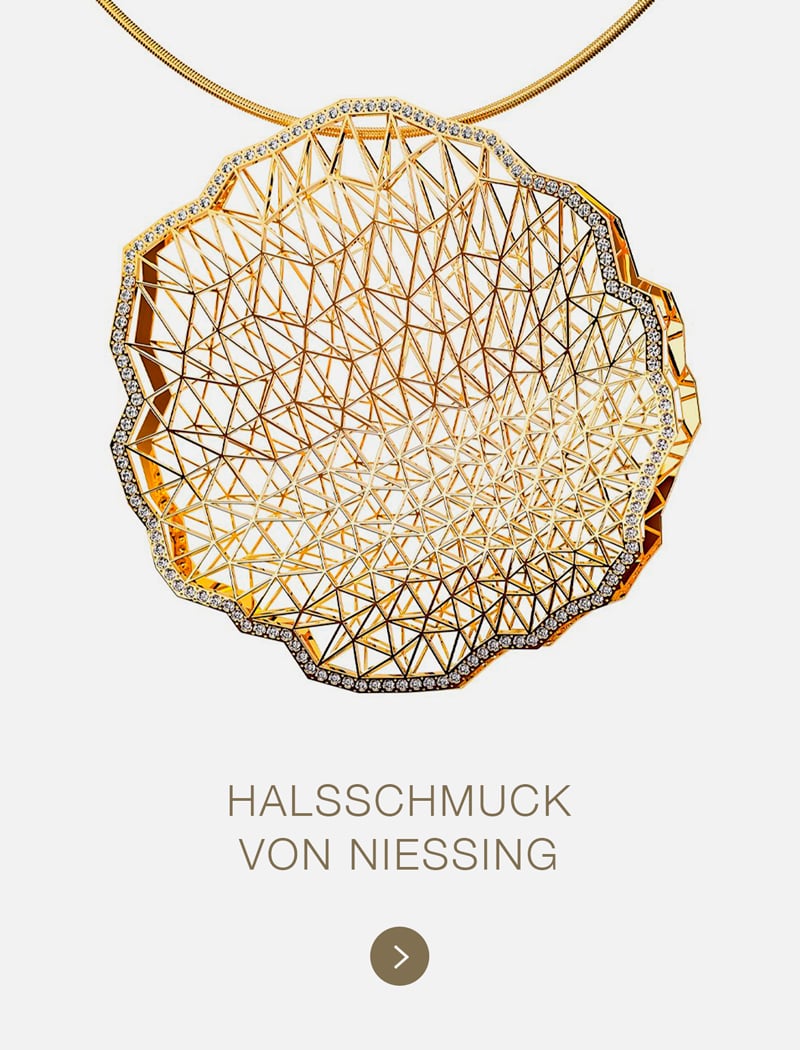 Ein goldener geometrischer Anhänger mit kompliziertem Gittermuster und einer Umrandung aus kleinen Diamanten hängt an einer Niessing-Kette. Der Text darunter lautet "HALSSCHMUCK VON NIESSING" auf weißem Hintergrund.