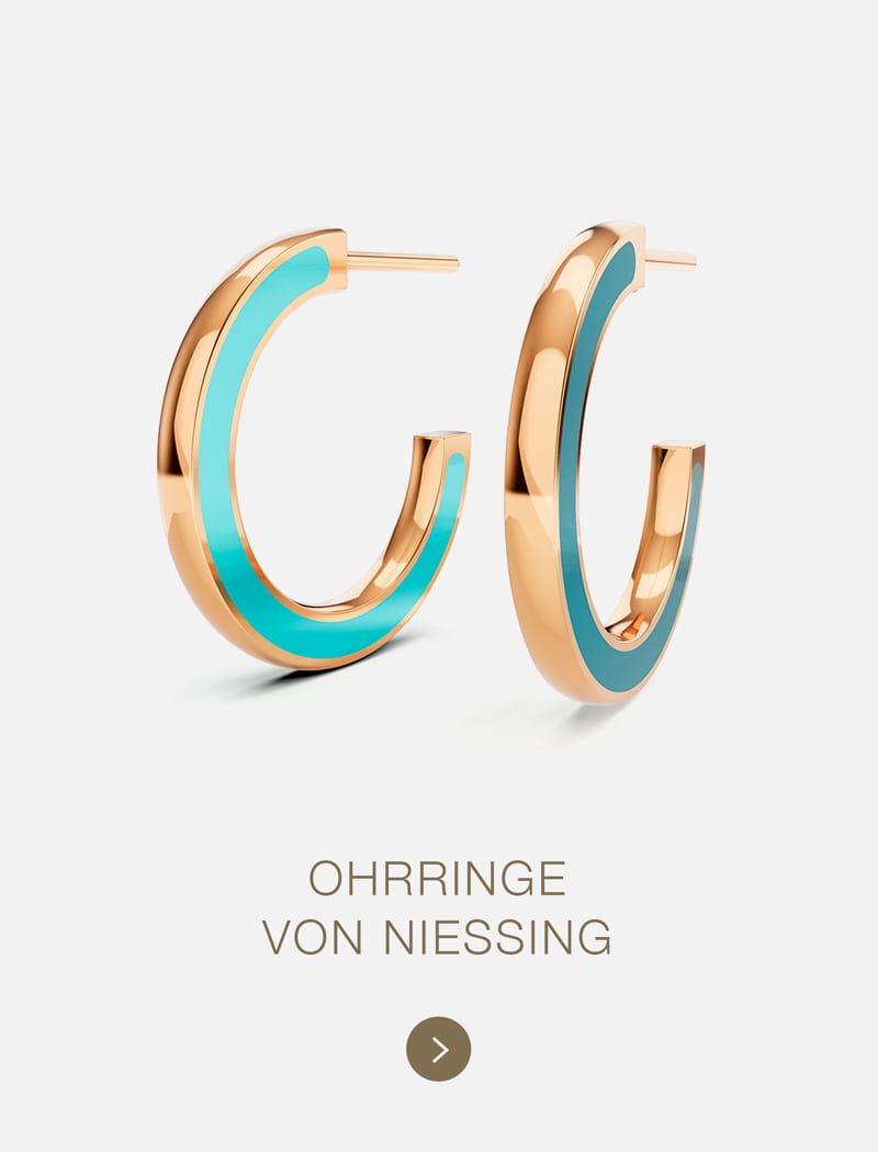 Goldohrringe mit Türkiseinlage von Niessing auf weißem Hintergrund. Der Text darunter lautet "Ohringe von Niessing" und hebt diese eleganten Ohrringe der renommierten Marke hervor.
