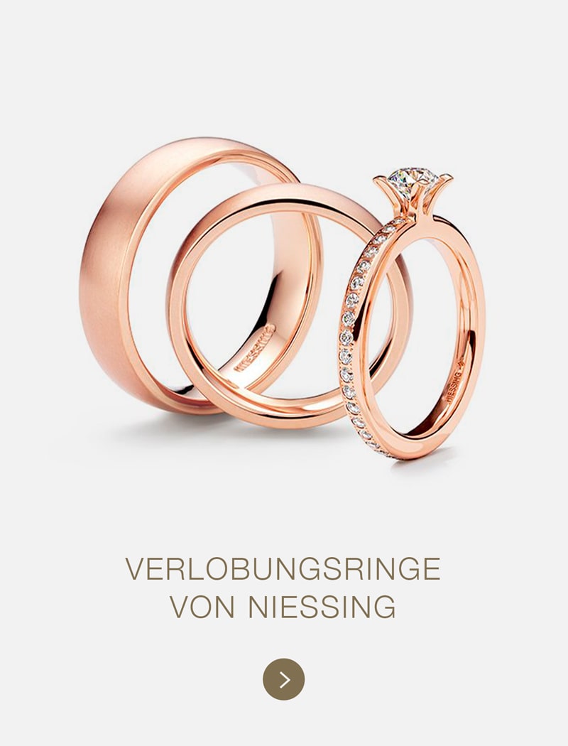 Drei Ringe aus Roségold sind abgebildet: ein schlichter Ehering, ein polierter passender Ring und ein Verlobungsring mit einem Solitärdiamanten und Seitensteinen. Der Text darunter lautet "Verlobungsringe von Niessing".