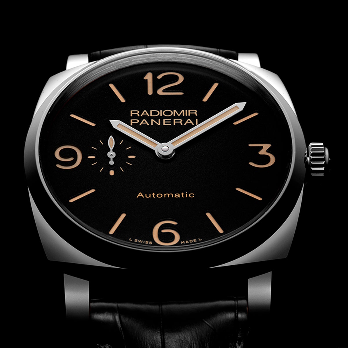 2025 © Panerai Nahaufnahme einer Panerai Radiomir Uhr mit schwarzem Zifferblatt, goldenen Ziffern und Zeigern. Das kultige Panerai-Design zeigt "Radiomir Panerai" und "Automatic", gepaart mit einem schwarzen Lederarmband und einem Edelstahlgehäuse.