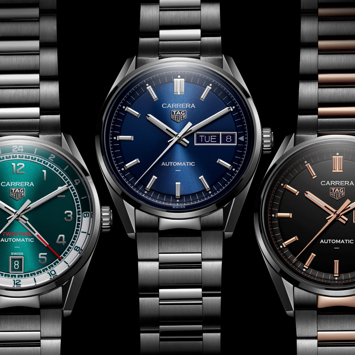2025 © TAG HEUER Drei TAG Heuer Carrera Automatik-Armbanduhren mit Metallbändern und grünen, blauen und schwarzen Zifferblättern sind nebeneinander vor einem schwarzen Hintergrund ausgestellt. Die mittlere Uhr zeigt den Tag und das Datum an.