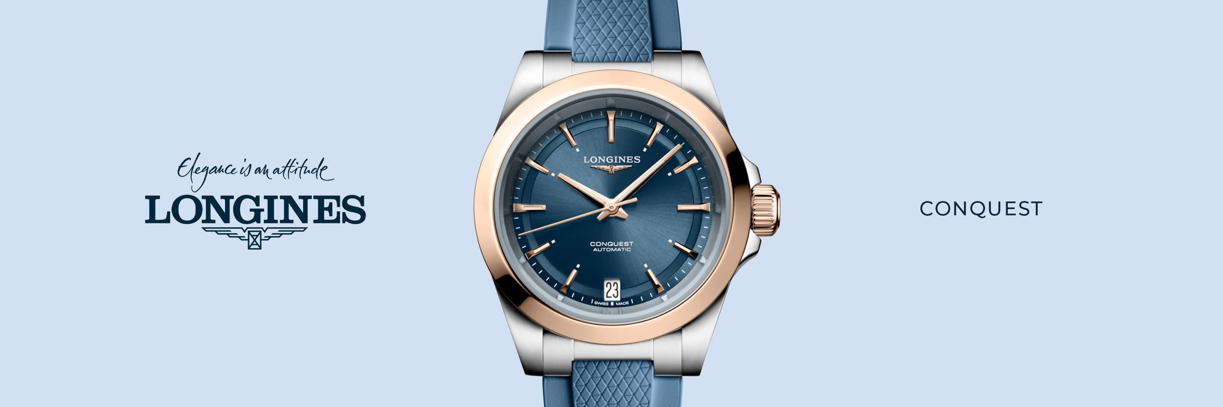 2025 © LONGINES Eine Longines Conquest Uhr mit blauem Zifferblatt, goldener und silberner Lünette, blauem Armband und dem Longines-Logo. Auf dem hellblauen Hintergrund steht "Elegance is an attitude" und der fette Text "Conquest".