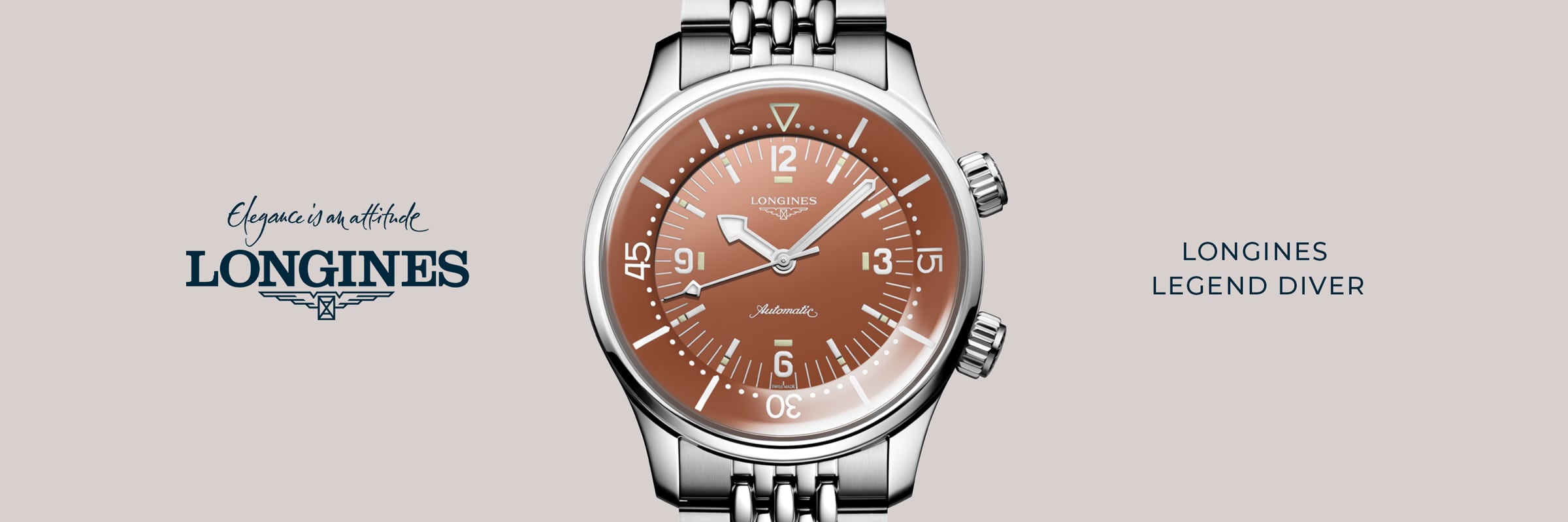 2025 © LONGINES Eine Longines Legend Diver Uhr mit braunem Zifferblatt und silbernem Metallarmband ist abgebildet. Das Legend Diver-Logo und der Slogan "Elegance is an attitude" erscheinen auf der linken Seite, "Longines Legend Diver" auf der rechten Seite.