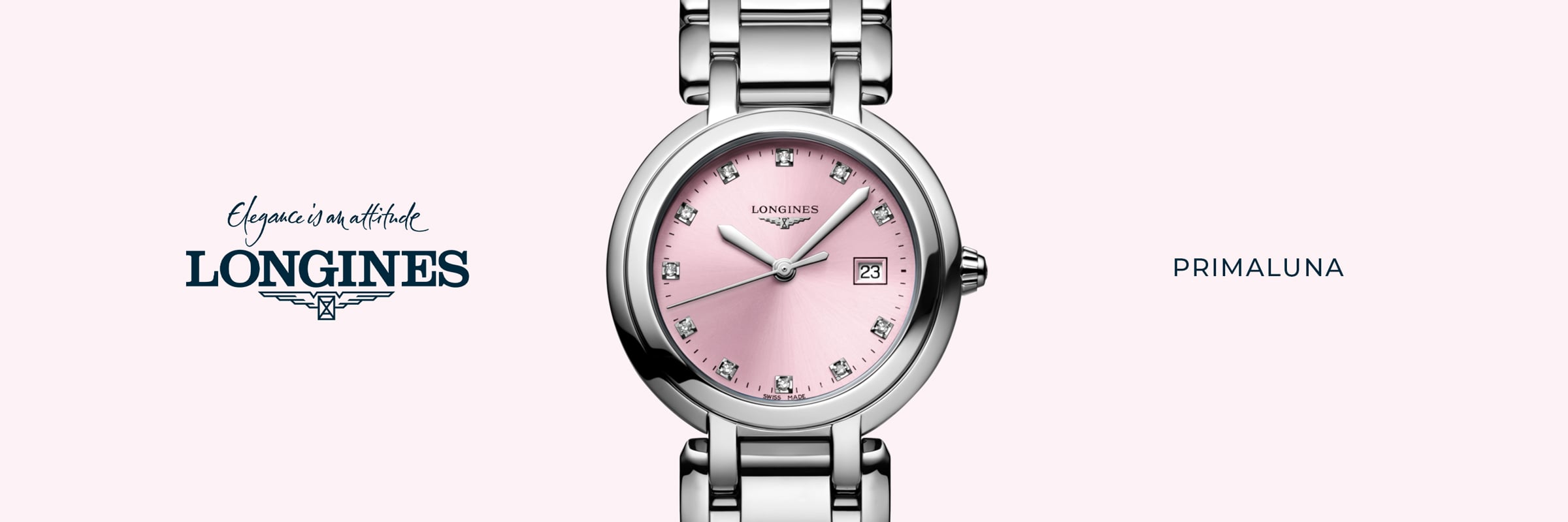 2025 © LONGINES Eine silberne Longines PrimaLuna Uhr mit rosafarbenem Zifferblatt und diamantbesetzten Indexen ist auf einem hellrosa Hintergrund zentriert. Das Longines-Logo und der Schriftzug "Elegance is an attitude" befinden sich auf der linken Seite; "PrimaLuna" hebt die rechte Seite hervor.