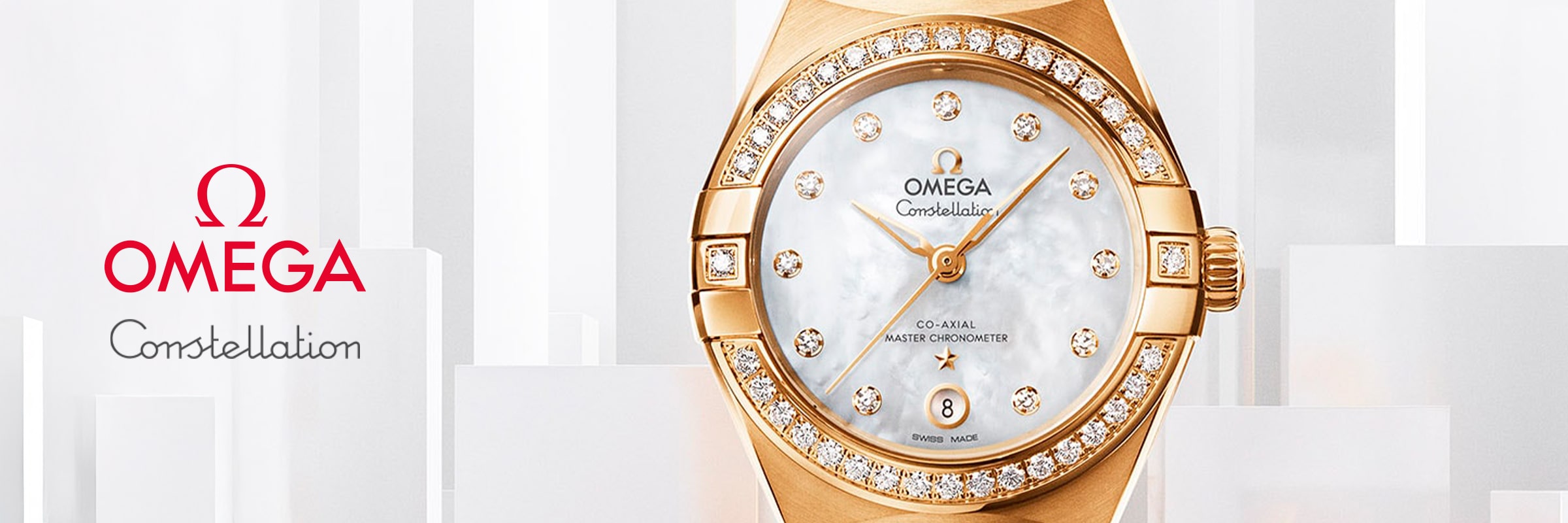2025 © OMEGA Eine goldene Omega Constellation-Armbanduhr mit diamantbesetzter Lünette und Perlmuttzifferblatt ist auf einem weißen, geometrischen Hintergrund abgebildet. Das ikonische Constellation-Logo und der Name erscheinen auf der linken Seite der Uhr.