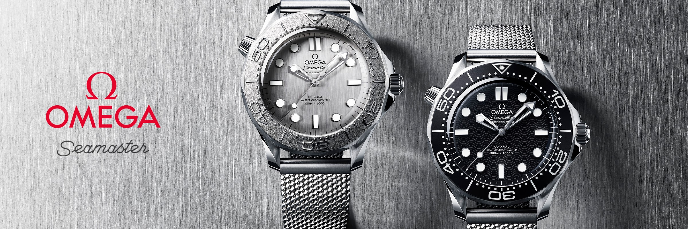 2025 © OMEGA Zwei Omega Seamaster Diver 300M Uhren mit Metallnetzarmbändern sind nebeneinander abgebildet; die linke Uhr hat ein hellgraues Zifferblatt, die rechte ein schwarzes Zifferblatt. Das Omega-Logo und der Text "Seamaster" erscheinen auf der linken Seite des Bildes.