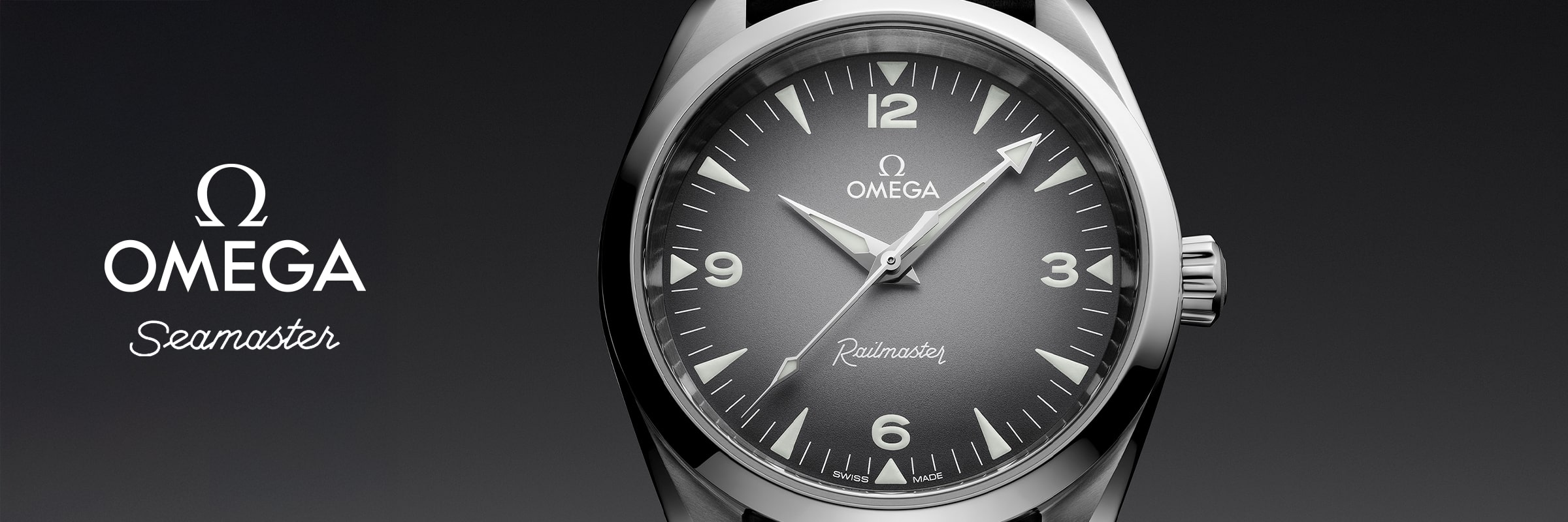 2025 © OMEGA Nahaufnahme einer Omega Seamaster Heritage Uhr mit schwarzem und grauem Zifferblatt, silbernen Indexen und Zeigern. Das Omega-Logo und "Seamaster" sind links auf einem dunklen Hintergrund zu sehen.