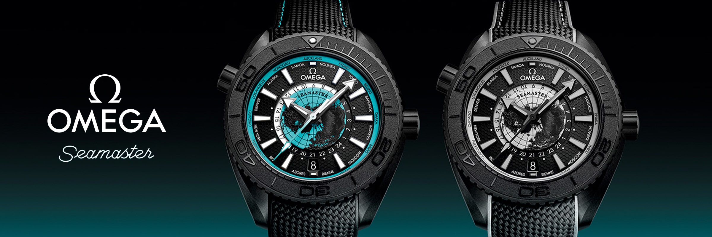 2025 © OMEGA Zwei Omega Seamaster Planet Ocean Uhren sind nebeneinander vor einem dunklen Hintergrund mit Farbverlauf abgebildet. Die linke Uhr weist blaue Akzente auf, während die rechte Uhr weiße Akzente hat. Das Omega-Logo und der Text "Seamaster" erscheinen auf der linken Seite.