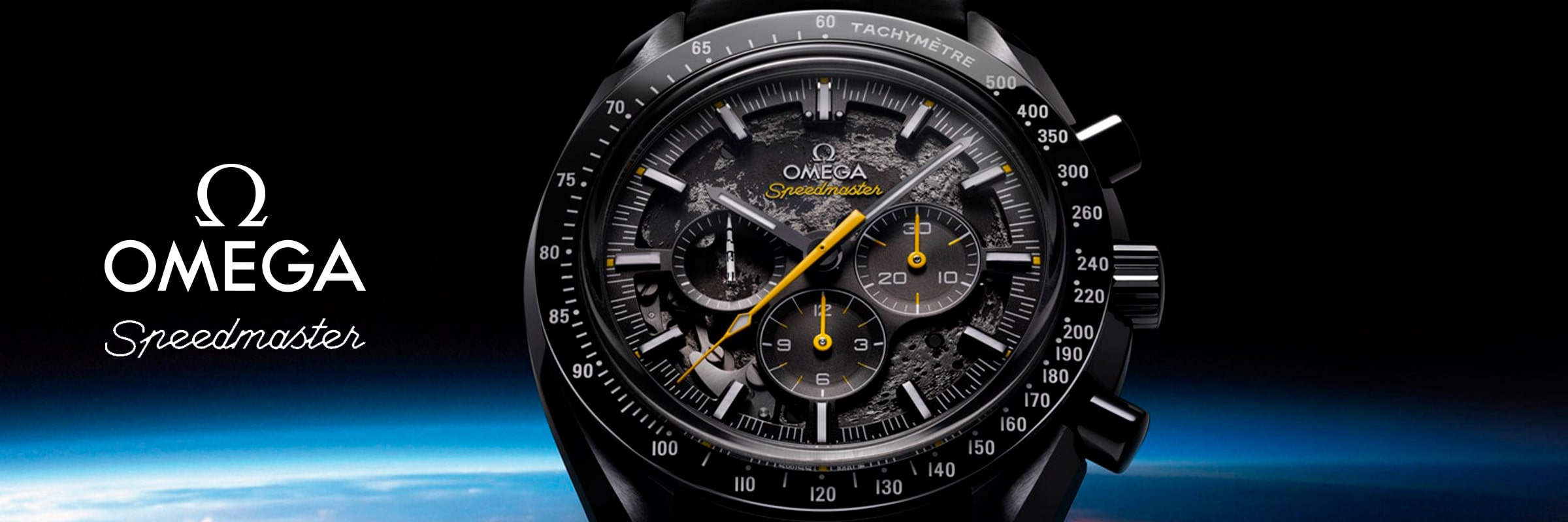 2025 © OMEGA Nahaufnahme einer Omega Speedmaster Dark Side of the Moon Uhr mit detailliertem schwarz-goldenem Zifferblatt, Tachymeter-Lünette und Hilfszifferblättern. Vor einem dunklen Weltraumhintergrund über der Erde, mit dem Omega-Logo und dem Text "Speedmaster" auf der linken Seite.