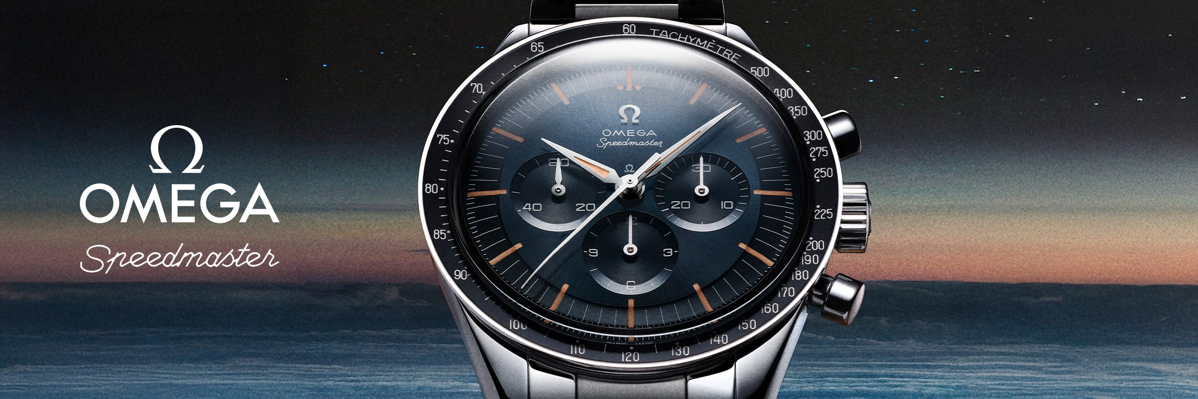 2025 © OMEGA Nahaufnahme einer Omega Speedmaster Heritage Armbanduhr mit schwarzem Zifferblatt und drei Hilfszifferblättern vor dem Hintergrund eines dämmrigen Himmels. Das Omega-Logo und der Text "Speedmaster" erscheinen auf der linken Seite.