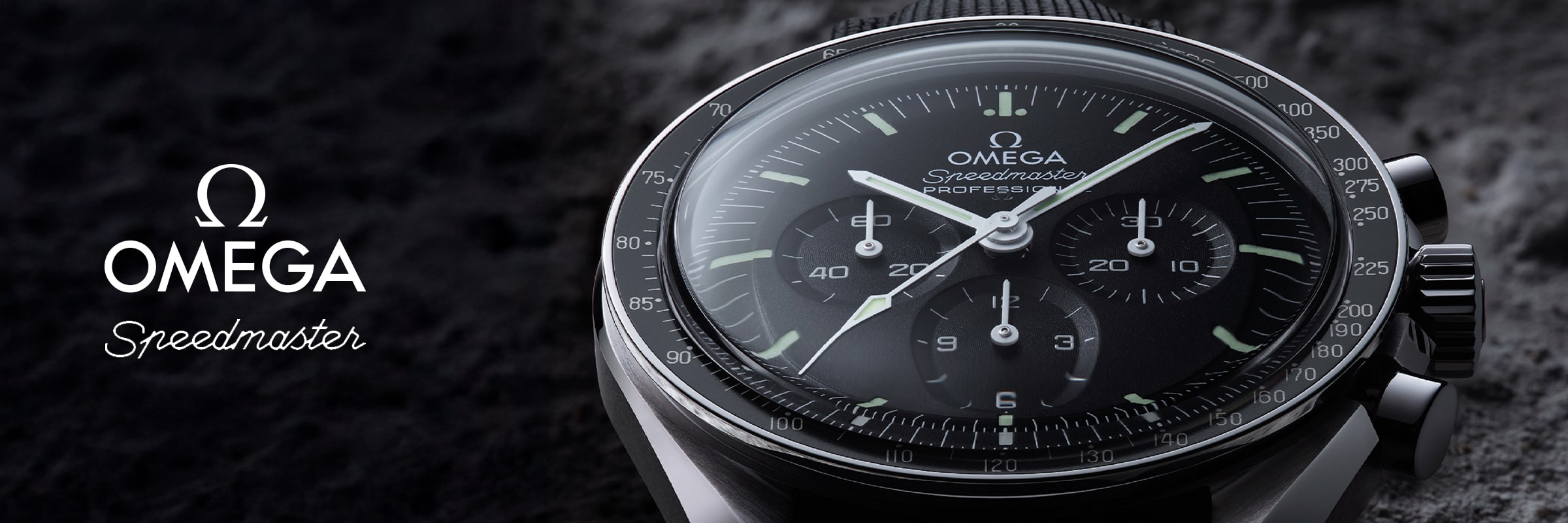 2025 © OMEGA Nahaufnahme eines Omega Speedmaster Professional Moonwatch Chronographen mit schwarzem Zifferblatt, drei Hilfszifferblättern und Tachymeterlünette vor einem dunklen, strukturierten Hintergrund. Das Omega-Logo und der Schriftzug "Speedmaster" erscheinen auf der linken Seite.