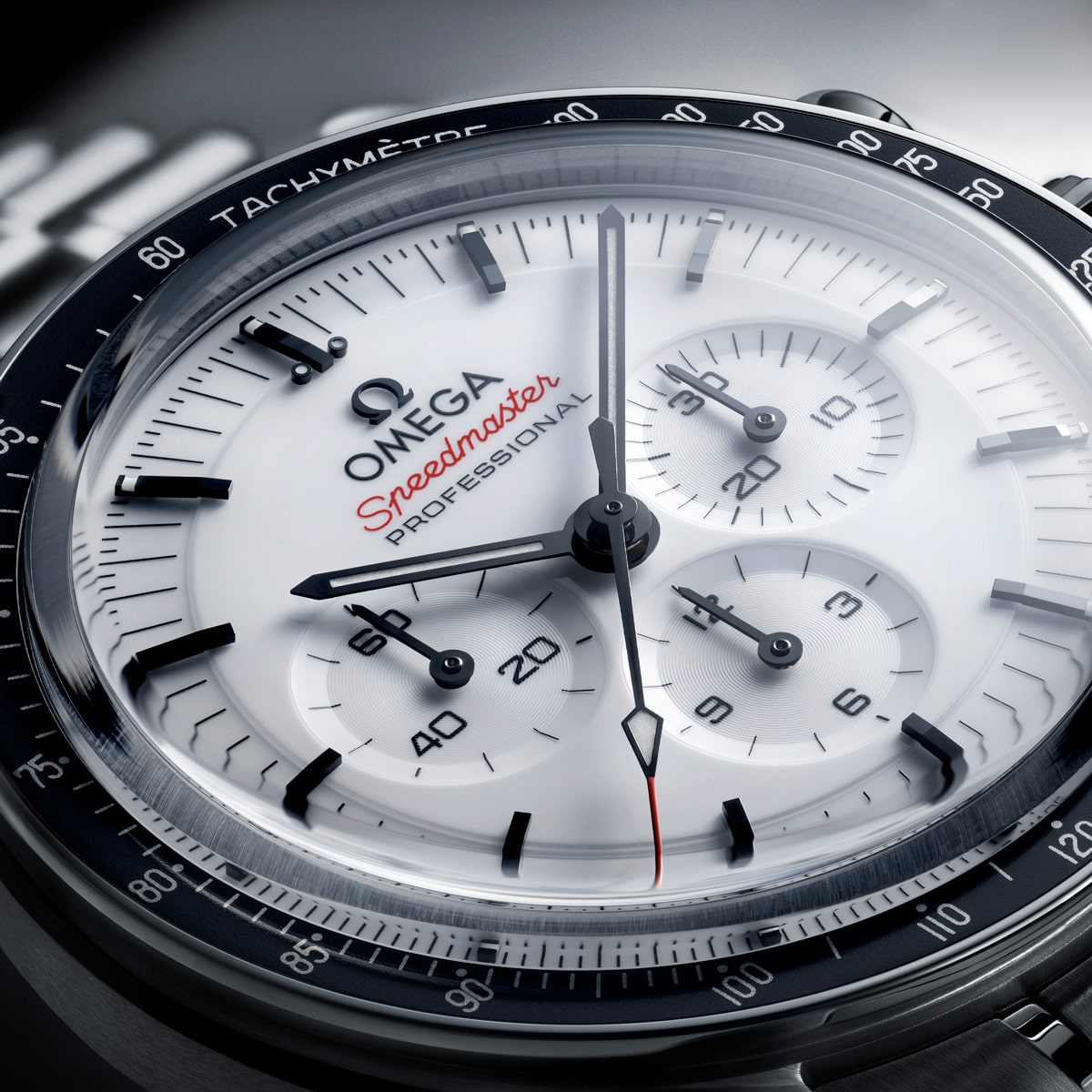 2025 © OMEGA Nahaufnahme einer Omega Speedmaster Professional Moonwatch mit weißem Zifferblatt, schwarzen Indexen, drei Hilfszifferblättern und dem Schriftzug Speedmaster" in Rot. Die Lünette ist mit einer Tachymeterskala versehen.