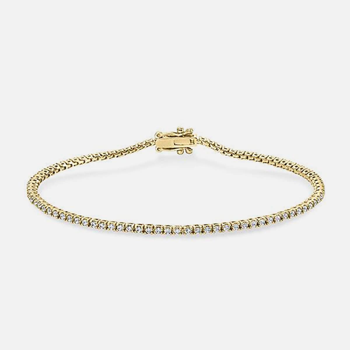 2025 © 123GOLD Ein zartes goldenes Tennisarmband von 123GOLD Armschmuck mit einer einzigen Reihe kleiner, funkelnder weißer Diamanten und einem sicheren Verschluss auf weißem Grund.