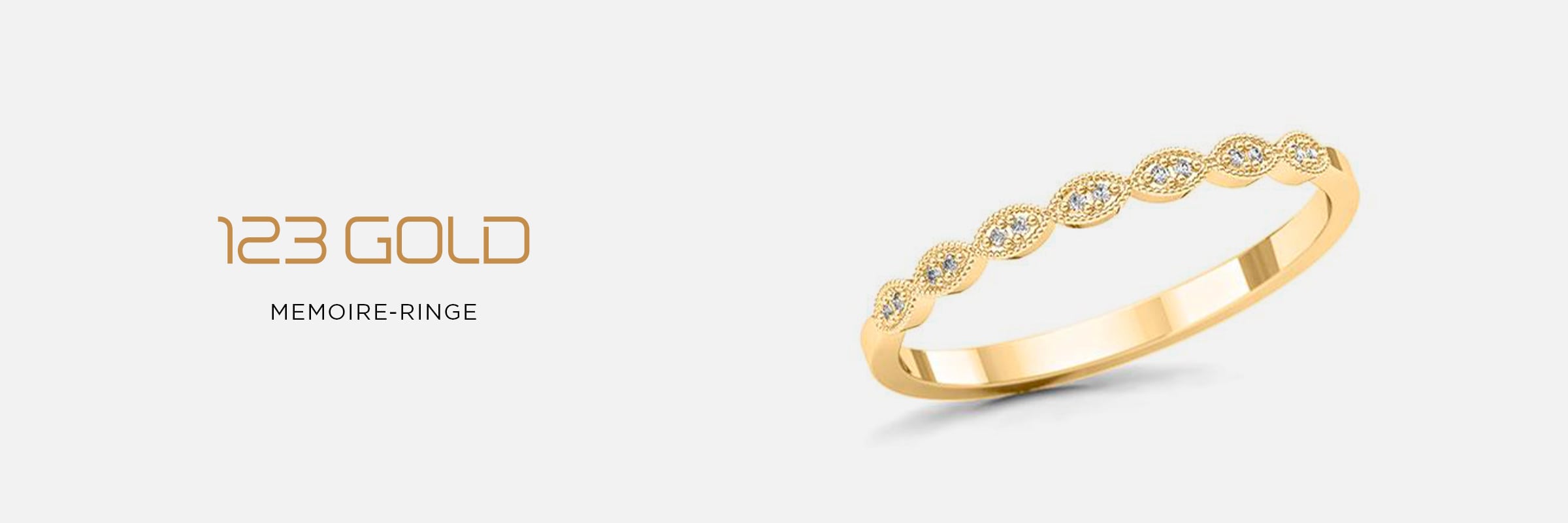 2025 © 123GOLD Ein zarter Goldring mit einem verschlungenen Muster und kleinen eingebetteten Diamanten ist auf einem hellen Hintergrund zu sehen. Auf der linken Seite steht in eleganten goldenen und schwarzen Lettern "123GOLD Memoire-Ringe".