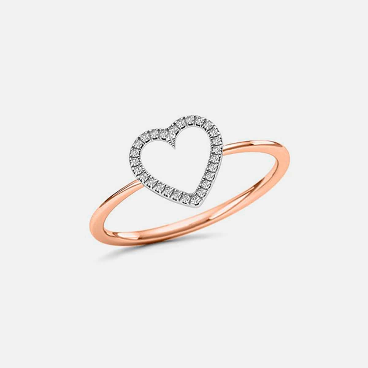 2025 © 123GOLD Ein zarter 123GOLD-Ring aus Roségold mit einer offenen Herzform, die mit kleinen funkelnden Diamanten besetzt ist, die vor einem schlichten weißen Hintergrund liegen.