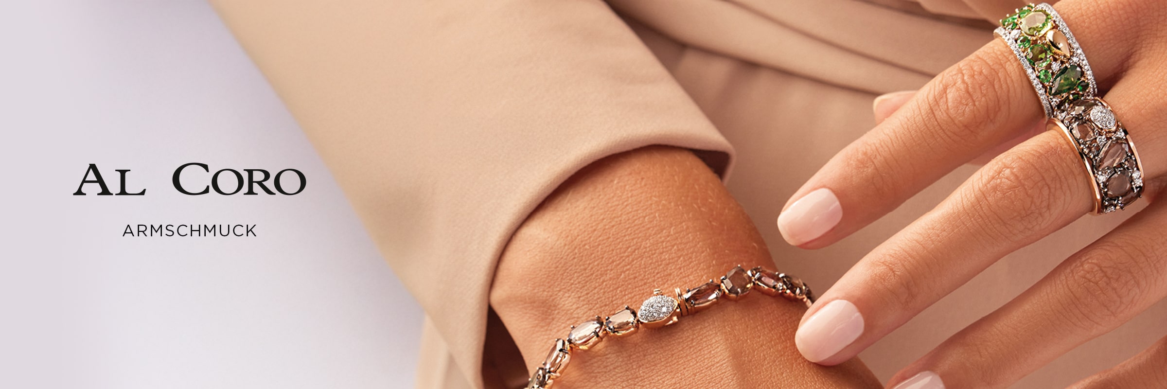 2025 © Al Coro Nahaufnahme einer Frauenhand, die Al Coro Armschmuck trägt: ein silbernes Armband mit Diamanten und mehrere verzierte Ringe mit Edelsteinen. Der Text "AL CORO ARMSCHMUCK" erscheint auf der linken Seite vor einem hellen Hintergrund.