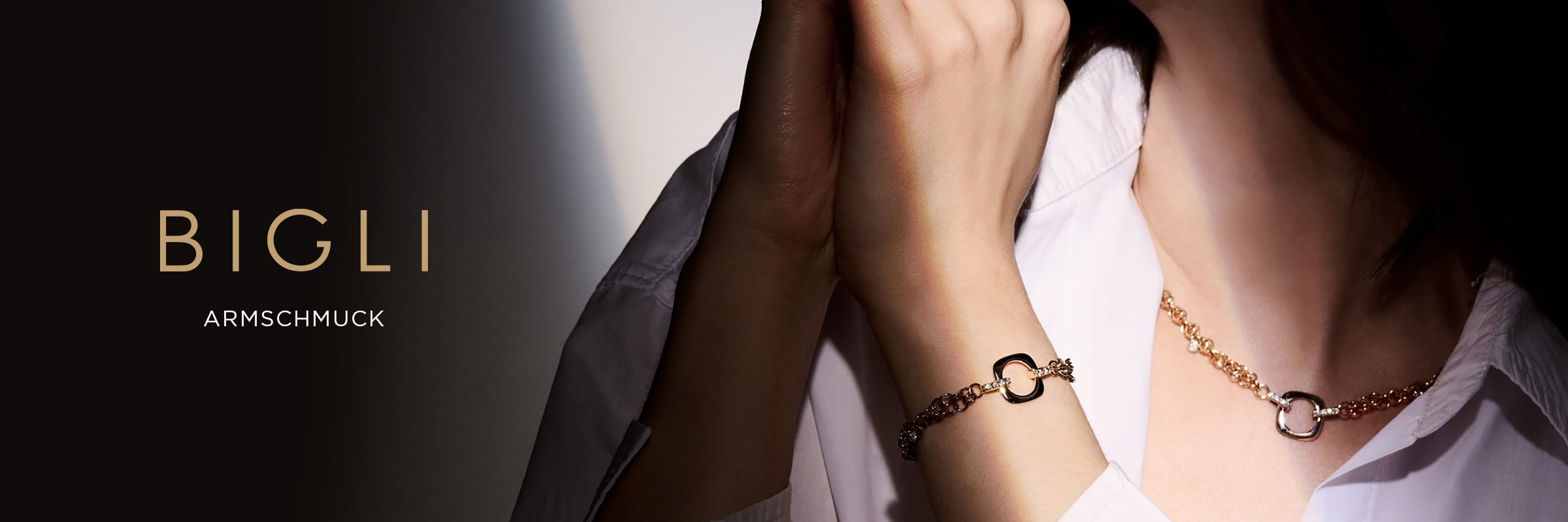 2025 © BIGLI Eine Frau in einer weißen Bluse präsentiert BIGLI Armschmuck - ein passendes goldenes Armband und eine Halskette mit runden Anhängern. Der Text "BIGLI" und "ARMSCHMUCK" erscheint auf der linken Seite vor einem dunklen Hintergrund.