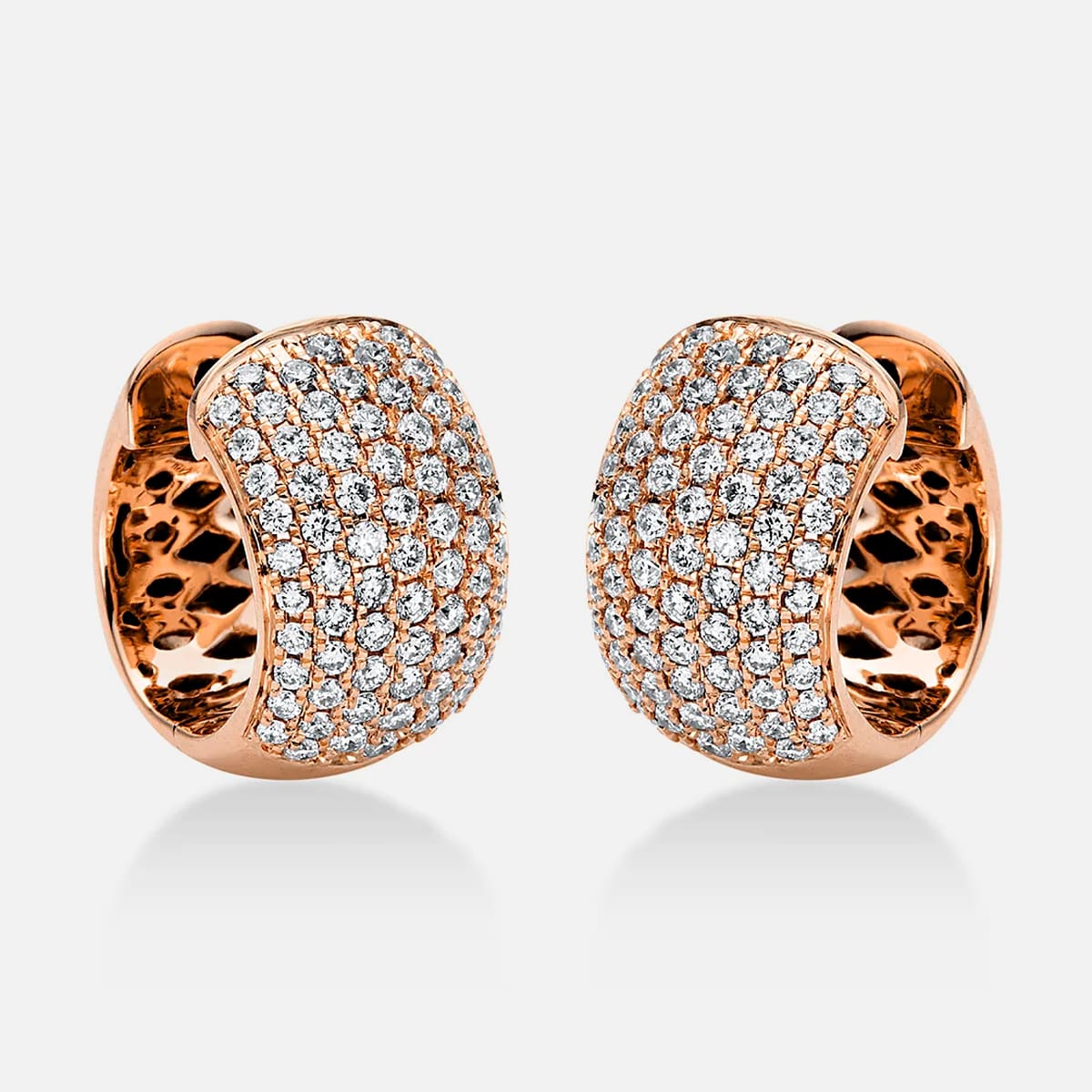 2025 © Diamond Group Ein Paar Ohrringe der DiamondGroup aus Roségold, besetzt mit mehreren Reihen funkelnder weißer Diamanten, die vor einem weißen Hintergrund präsentiert werden.