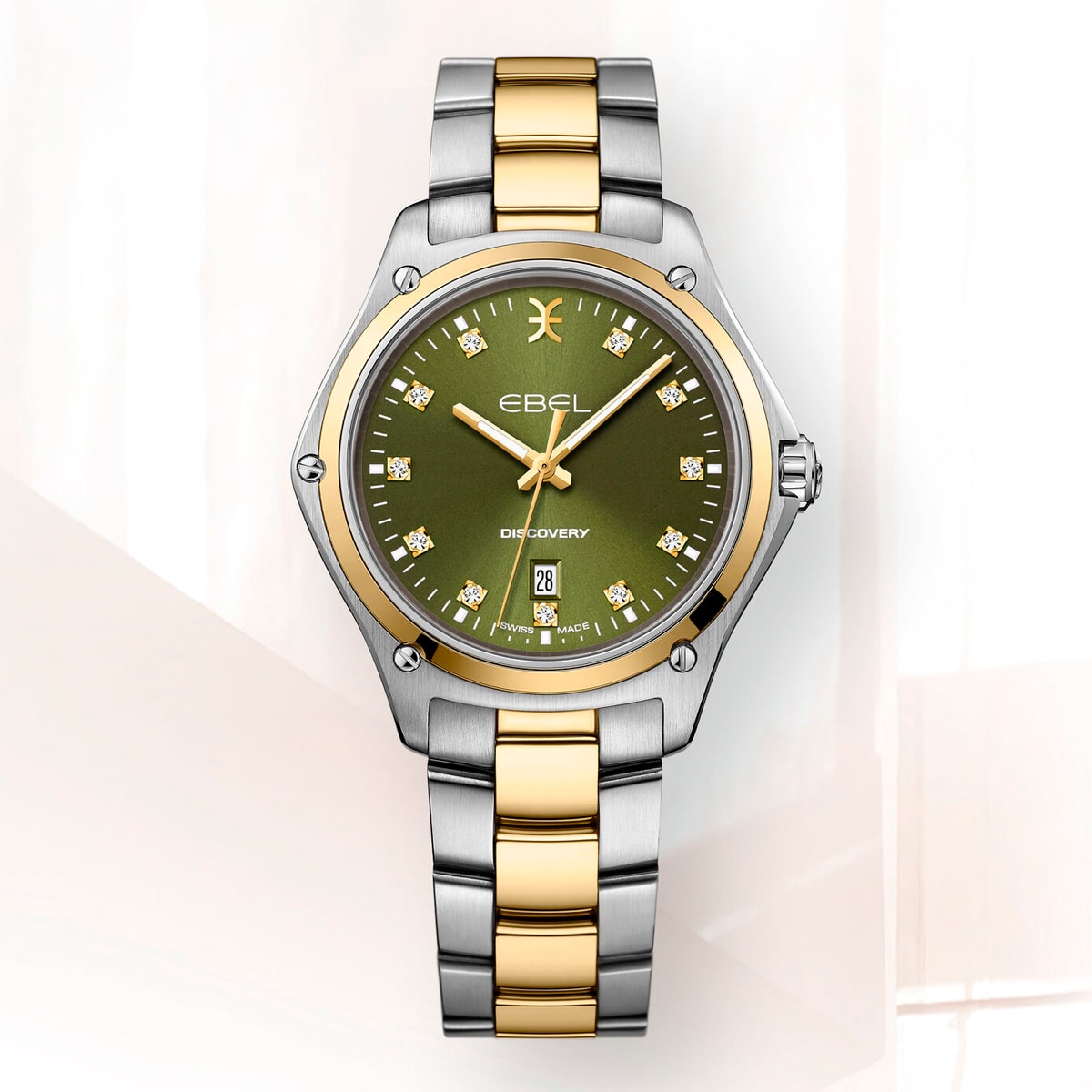 2025 © EBEL Eine luxuriöse EBEL Discovery Armbanduhr mit einem zweifarbigen silbernen und goldenen Metallband und einem olivgrünen Zifferblatt mit goldenen Indexen, einem Datumsfenster bei 6 Uhr und Diamantenakzenten.