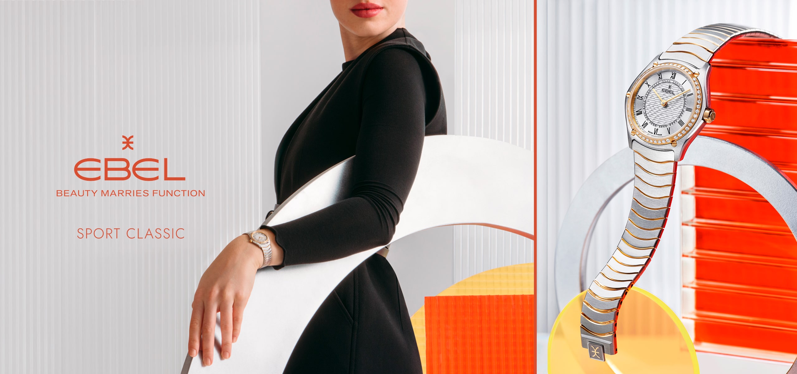 2025 © EBEL Eine Frau in einem schwarzen Kleid posiert mit einer geschwungenen Metallstruktur und trägt elegant eine Ebel-Uhr. Neben ihr ist eine Nahaufnahme der goldenen und silbernen Ebel Sport Classic vor einem modernen, farbigen Hintergrund zu sehen.