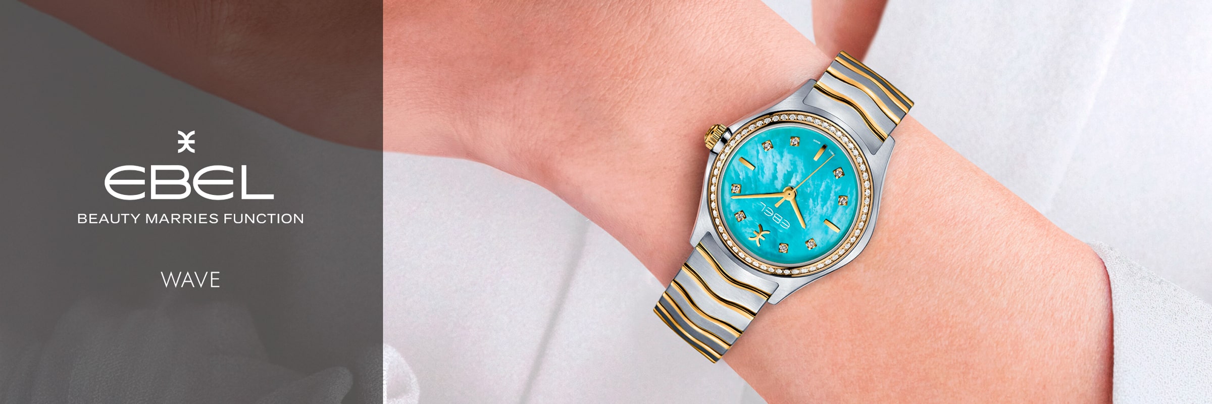 2025 © EBEL Ein Handgelenk mit einer EBEL Wave Uhr mit türkisfarbenem Zifferblatt, Diamantmarkierungen und zweifarbigem Metallband. Daneben befinden sich das EBEL Logo, der Slogan "Beauty Marries Function" und das Wort "Wave" auf einem schlichten grauen Hintergrund.