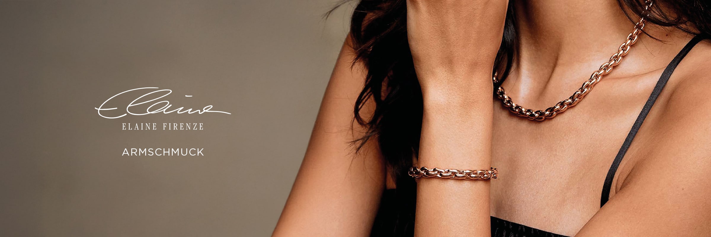 2025 © Elaine Firenze Eine Frau trägt eine roségoldene Halskette und ein dazu passendes Armband mit dem eleganten Schriftzug "Elaine Firenze Armschmuck" auf der linken Seite des Bildes.