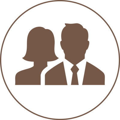 2. Terminvereinbarung Ein braunes Symbol von zwei Personen, eine mit kurzen und die andere mit längeren Haaren, innerhalb eines braunen kreisförmigen Rahmens auf einem transparenten Hintergrund, symbolisiert Partnerschaft oder Inzahlungsnahme.