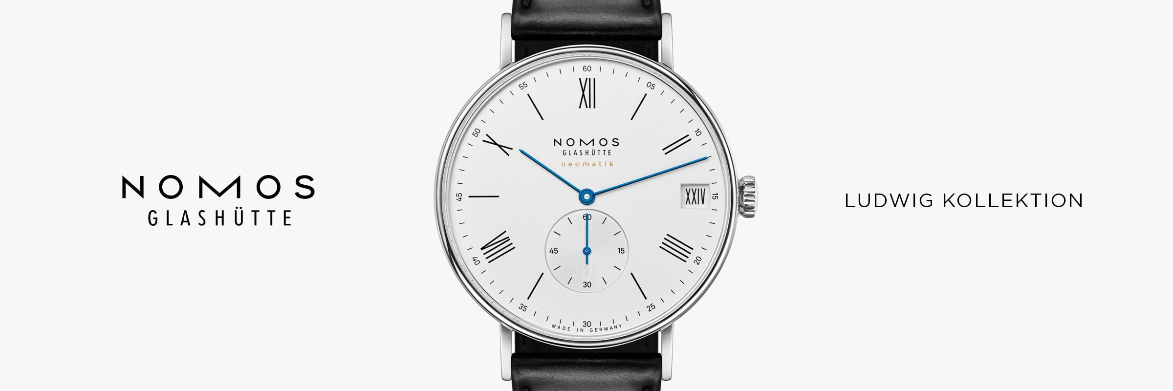 2025 © NOMOS GLASHÜTTE Nahaufnahme einer NOMOS Glashütte Ludwig Armbanduhr mit weißem Zifferblatt, römischen Ziffern, blauen Zeigern, Datumsfenster, kleiner Sekundenanzeige und schwarzem Lederband. Daneben stehen "NOMOS GLASHÜTTE" und "LUDWIG KOLLEKTION".