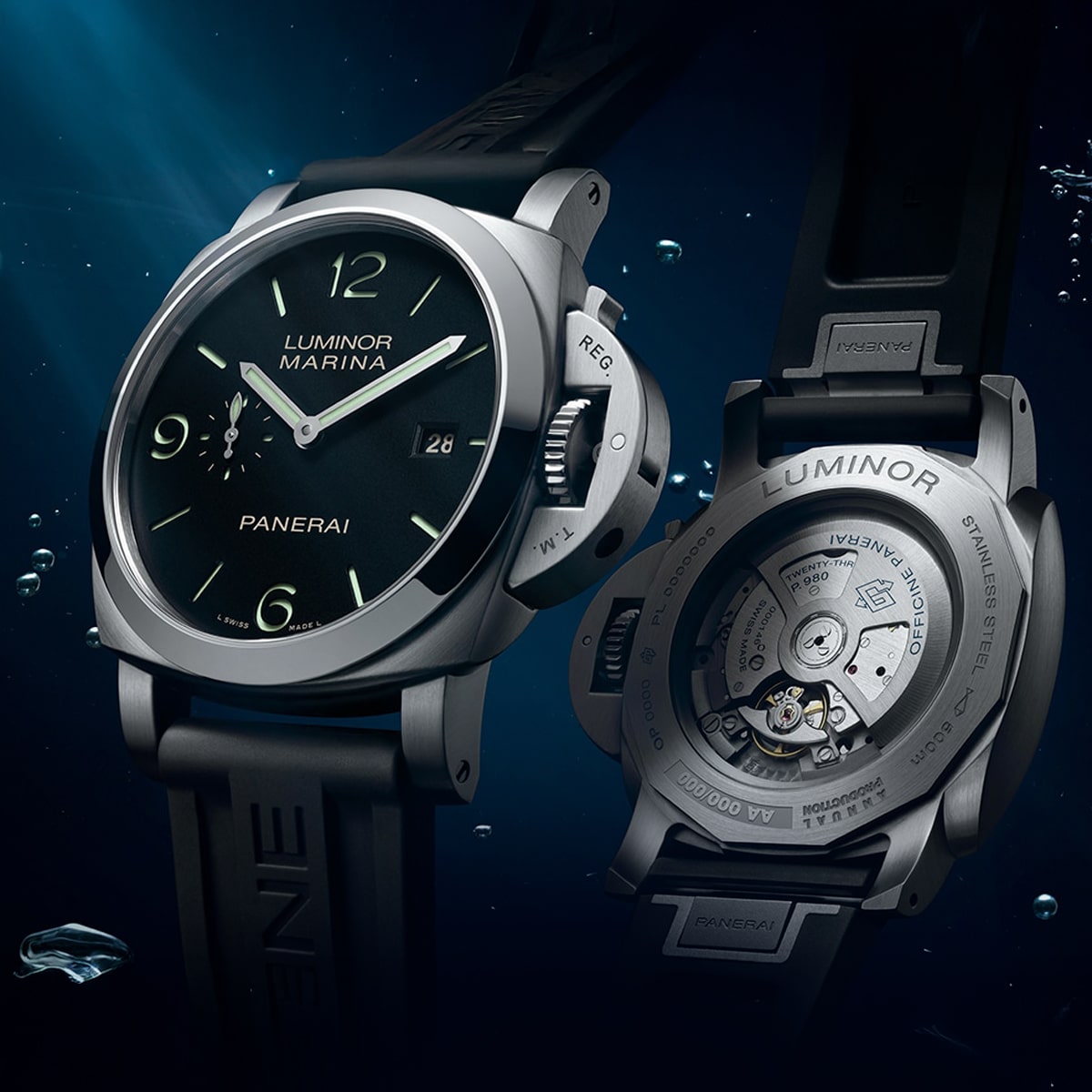 2025 © Panerai Zwei luxuriöse Panerai Luminor Kollektion Marina Uhren: Die eine hat ein schwarzes Zifferblatt mit Leuchtmarkierungen, die andere offenbart das komplizierte mechanische Uhrwerk auf dem Edelstahlgehäuseboden, beide vor einem Unterwasserhintergrund mit Blasen.