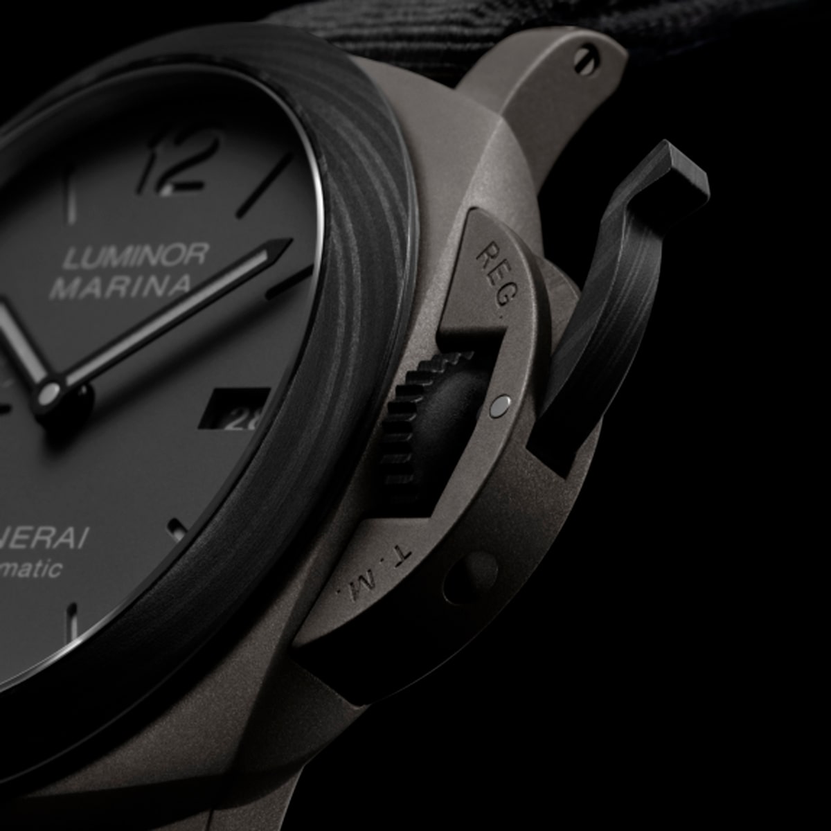 2025 © Panerai Nahaufnahme einer Panerai Luminor Marina Armbanduhr aus der Panerai Luminor Kollektion mit mattschwarzem Zifferblatt, markanten Indexen und dem charakteristischen Kronenschutz mit Gravur REG" und T.M." auf schwarzem Hintergrund.