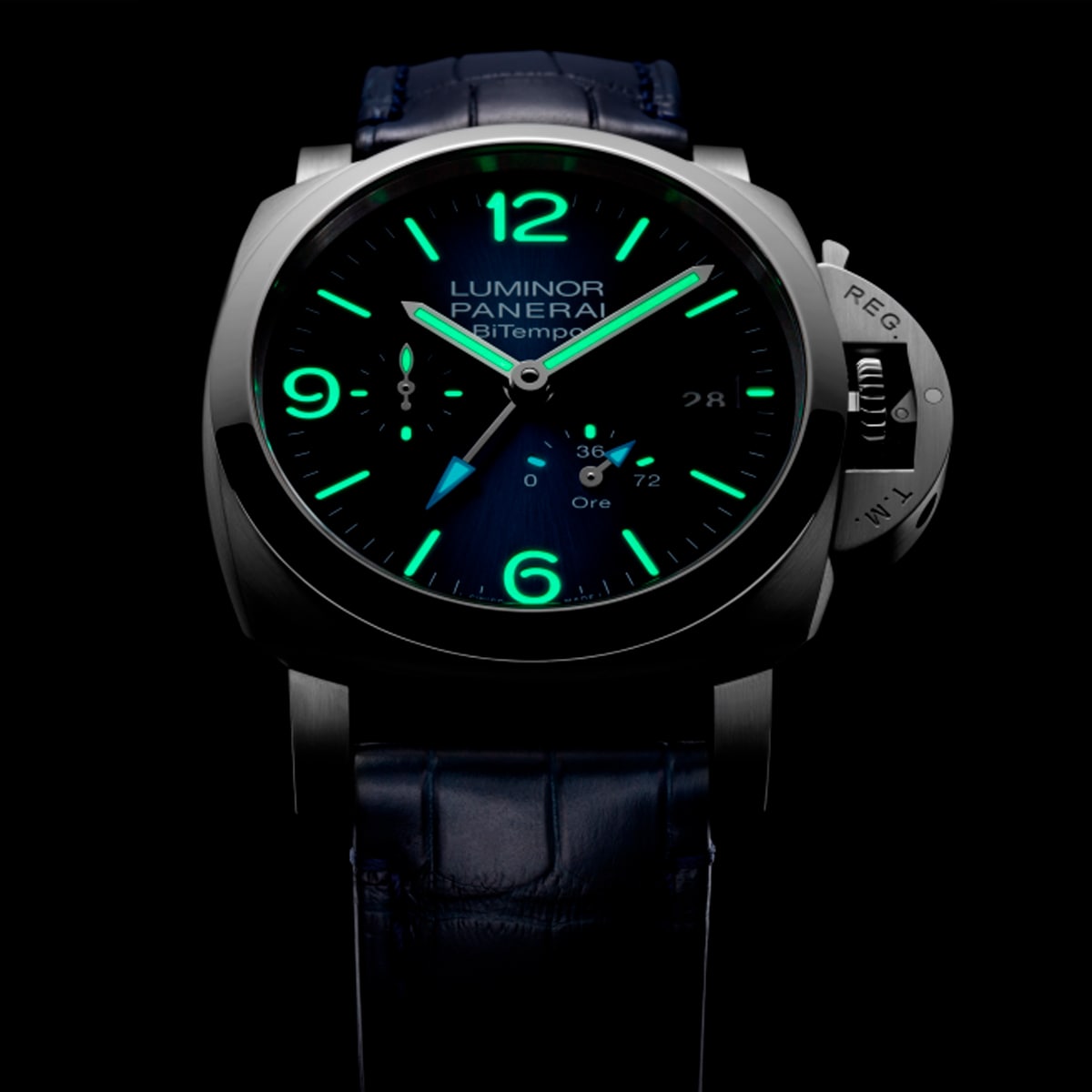 2025 © Panerai Eine Nahaufnahme einer Panerai Luminor Kollektion Armbanduhr mit schwarzem Zifferblatt und blauem Lederarmband. Die Zeiger und Ziffern der Uhr leuchten mit blau-grüner Lumineszenz vor einem markanten schwarzen Hintergrund.