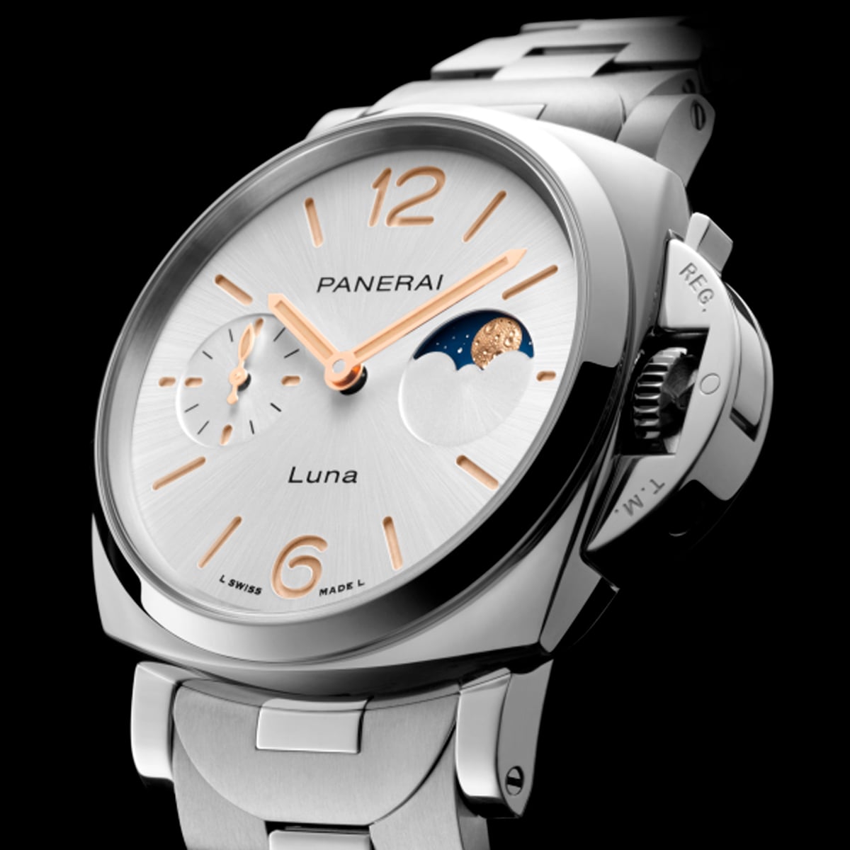 2025 © Panerai Eine silberne Panerai Luminor Due Armbanduhr mit weißem Zifferblatt, goldenen Indexen, einem Hilfszifferblatt bei 9 Uhr und einer Mondphasenanzeige bei 3 Uhr, dargestellt vor einem schwarzen Hintergrund.