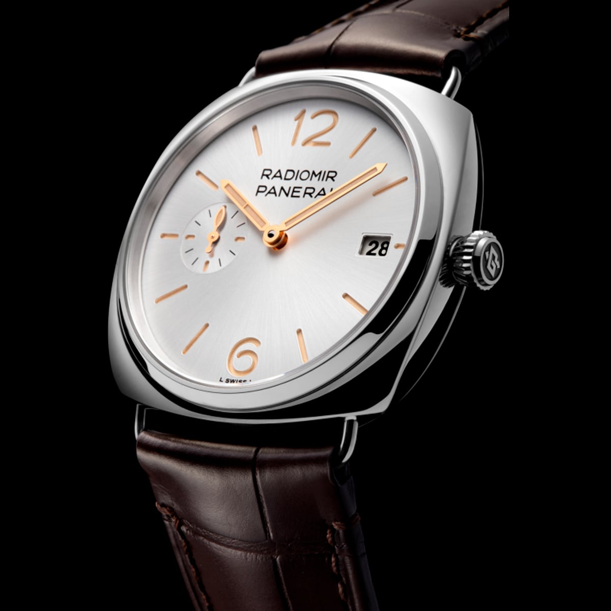2025 © Panerai Eine Nahaufnahme einer Panerai Radiomir Armbanduhr mit silbernem Zifferblatt, goldenen Zeigern und braunem Lederarmband, wobei das Datumsfenster und die kleine Sekundenanzeige vor einem schwarzen Hintergrund hervorgehoben werden.