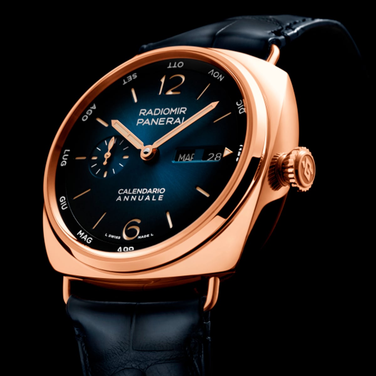 2025 © Panerai Die luxuriöse Panerai Radiomir Uhr in Gold verfügt über ein schwarzes Lederarmband, ein schwarzes Zifferblatt, goldene Indexe, elegante goldene Zeiger und Anzeigen für Datum und Monat.