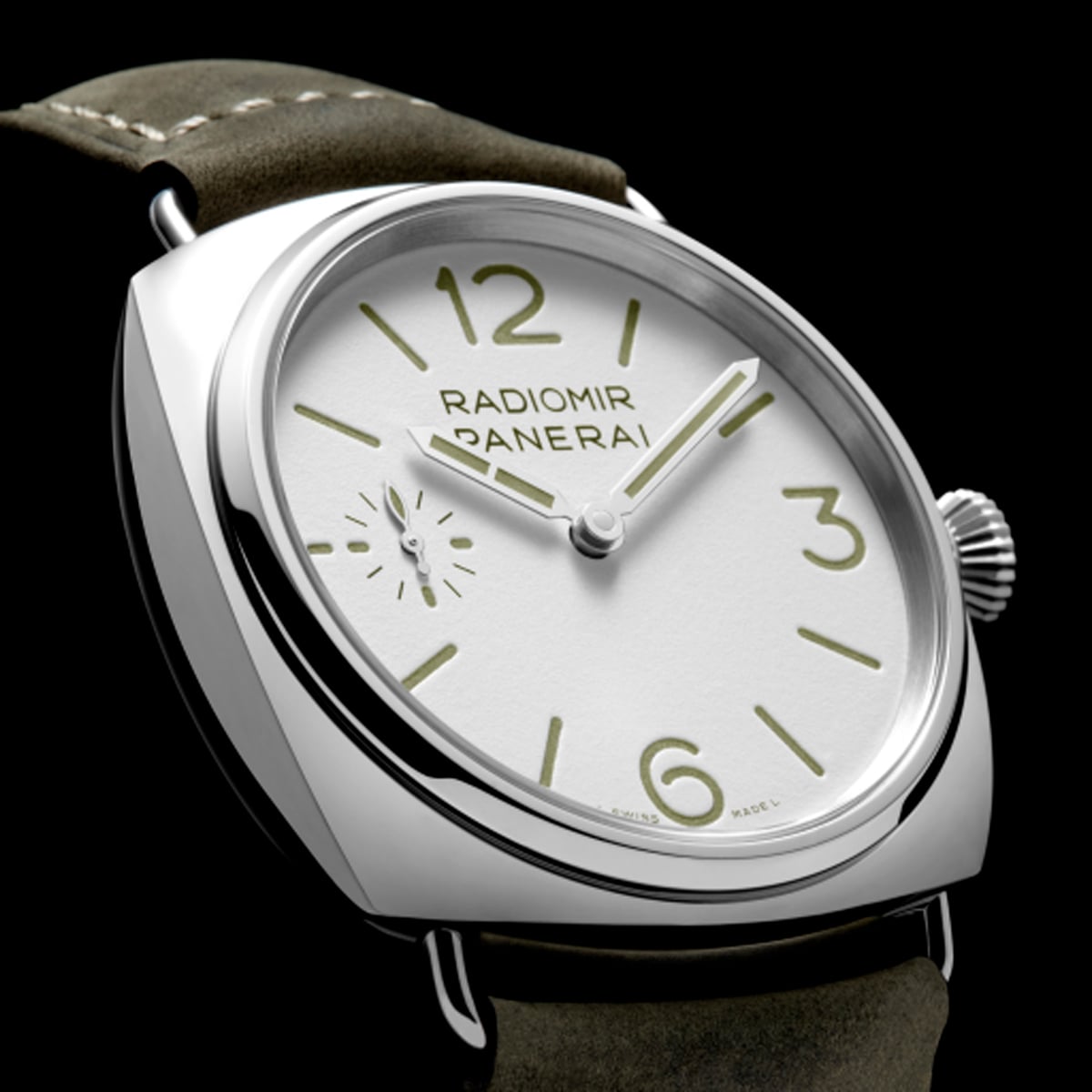 2025 © Panerai Eine Nahaufnahme einer Panerai Radiomir Uhr mit weißem Zifferblatt, großen arabischen Leuchtziffern, kleiner Sekundenanzeige und grünem Lederarmband vor schwarzem Hintergrund zeigt das ikonische Design der Panerai Radiomir.