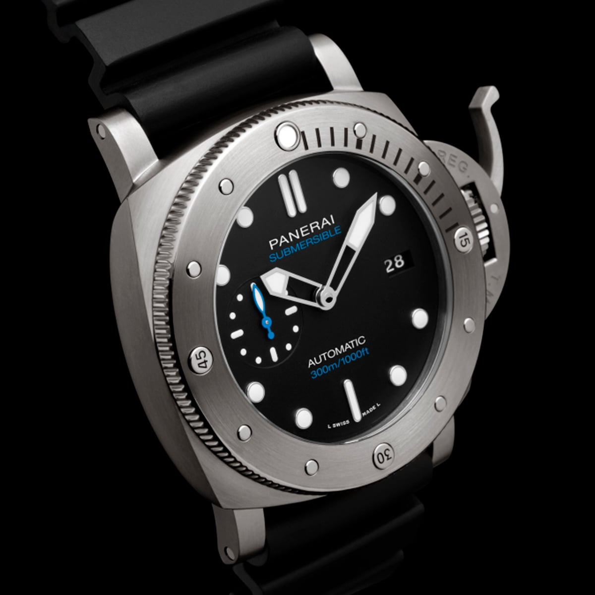 2025 © Panerai Eine Nahaufnahme der Panerai Submersible mit schwarzem Zifferblatt, weißen Indexen, blauen Akzenten, einer Datumsanzeige und einem schwarzen Kautschukarmband vor einem schlichten schwarzen Hintergrund.