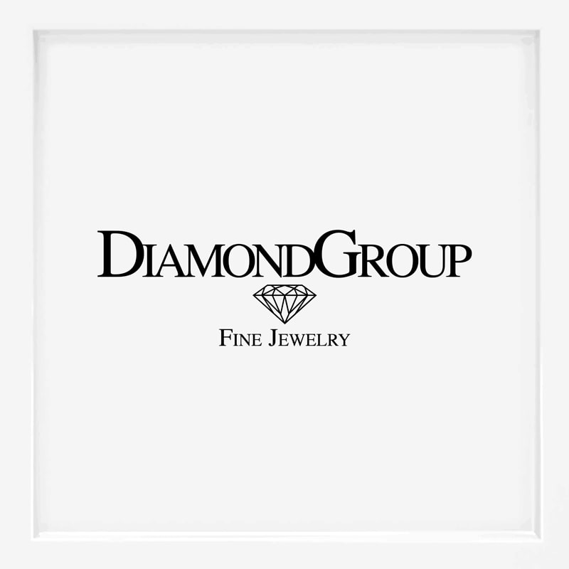 Logo mit den Worten "Diamond Group" über einer Diamantenillustration und "Fine Jewelry" darunter, alles in schwarzer Schrift auf weißem Hintergrund - perfekt für Fans hochwertiger Schmuckmarken.