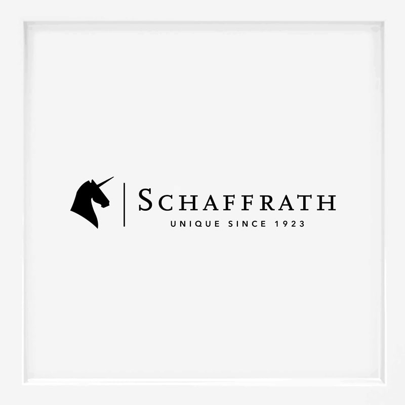 Logo mit schwarzer Einhornkopfsilhouette auf der linken Seite, gefolgt von "SCHAFFRATH" in fetten Großbuchstaben und dem Slogan "UNIQUE SINCE 1923" darunter, der eine der berühmten Schmuckmarken auf weißem Hintergrund hervorhebt.