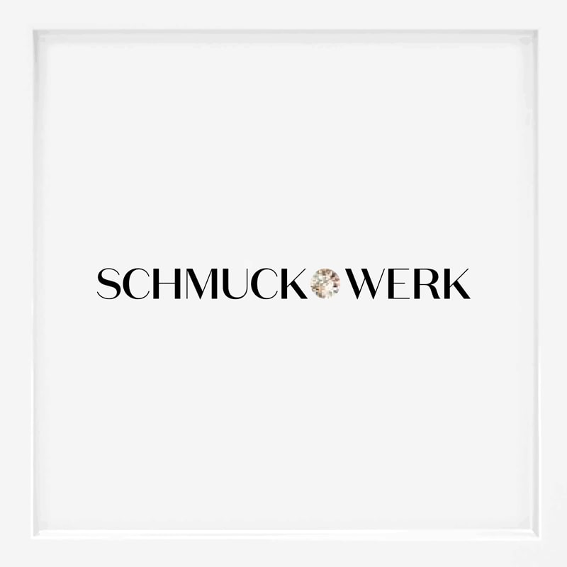 Das Wort "SCHMUCKWERK" in schwarzen Großbuchstaben auf weißem Hintergrund, wobei der Buchstabe "O" durch einen funkelnden Diamanten ersetzt wird - ein auffälliges Design, perfekt für Fans von hochwertigen Schmuckmarken.