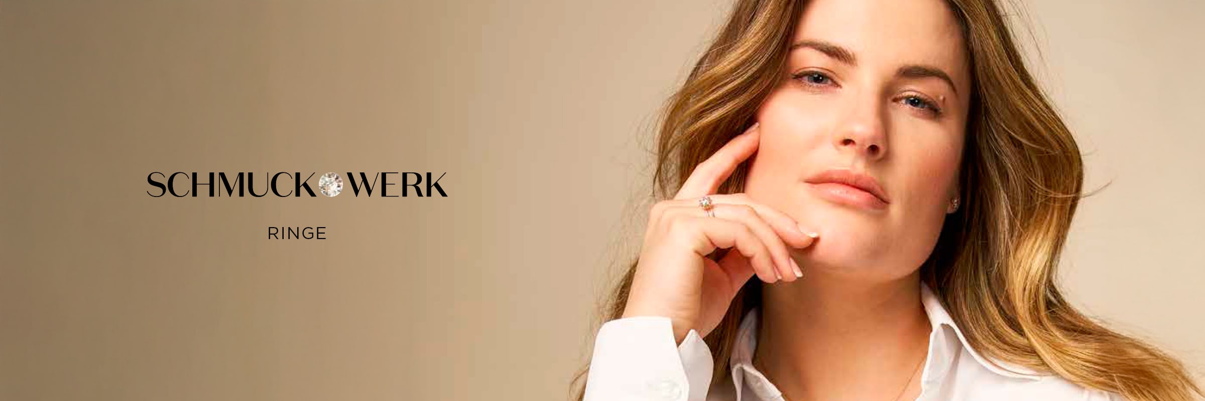 2025 © Schmuckwerk Eine Frau mit langem, gewelltem Haar trägt ein weißes Hemd und posiert mit der Hand vor dem Gesicht, wobei sie elegant ein Schmuckwerk Ringe präsentiert. Der Text "SCHMUCKWERK RINGE" erscheint auf der linken Seite des Bildes.