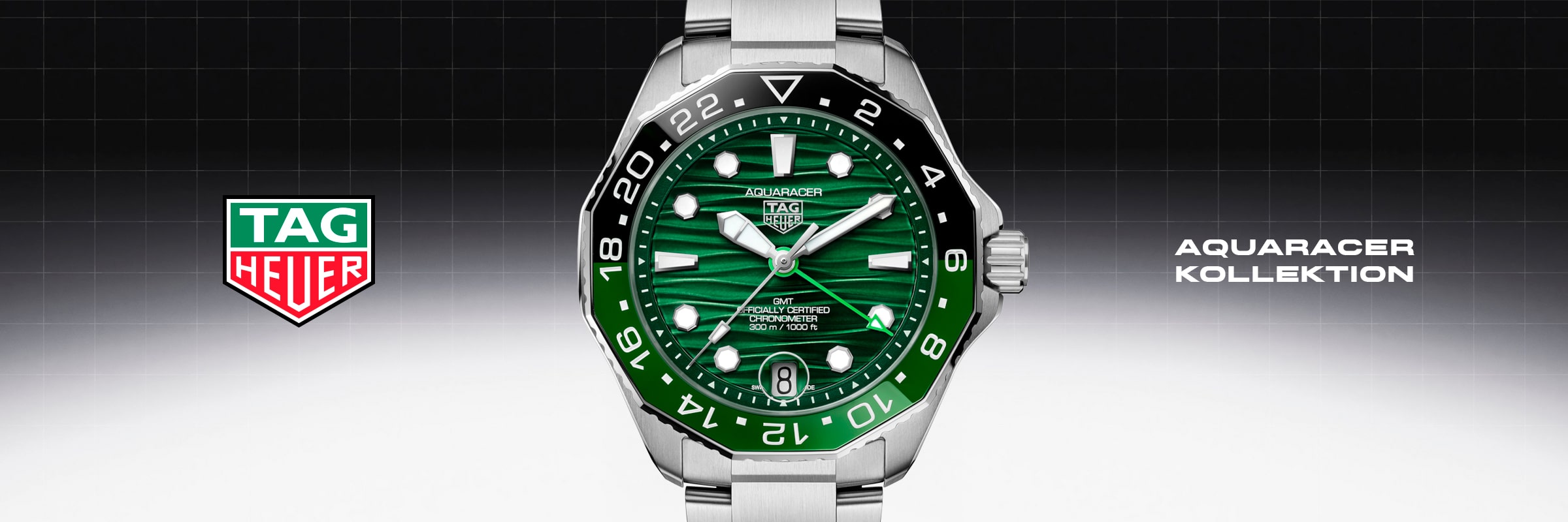 2025 © TAG HEUER Nahaufnahme einer TAG Heuer Aquaracer-Uhr mit grünem Zifferblatt und silbernem Armband, links das TAG Heuer-Logo und rechts der Text "Aquaracer Kollektion" vor einem gitterartigen Hintergrund.