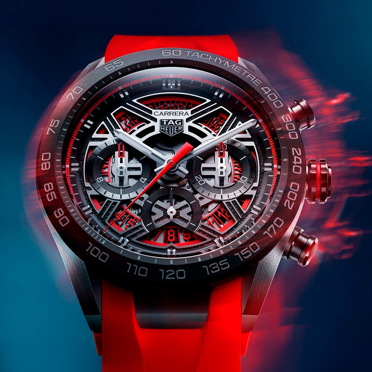2025 © TAG HEUER Nahaufnahme einer TAG Heuer Carrera mit rotem Armband und schwarzem, skelettartigem Zifferblatt mit den charakteristischen roten Akzenten und Chronographenzifferblättern vor einem dynamischen blau-roten Hintergrund.