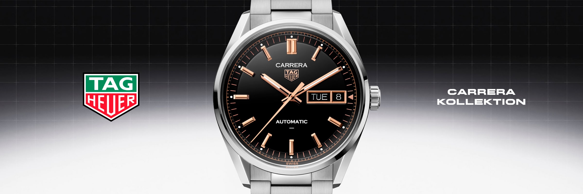 2025 © TAG HEUER Eine TAG Heuer Carrera Automatik-Armbanduhr mit schwarzem Zifferblatt und roségoldenen Indexen ist auf einem Hintergrund mit Farbverlauf zentriert. Das TAG Heuer-Logo und der Text "Carrera Kollektion" heben die ikonische TAG Heuer Carrera-Kollektion hervor.
